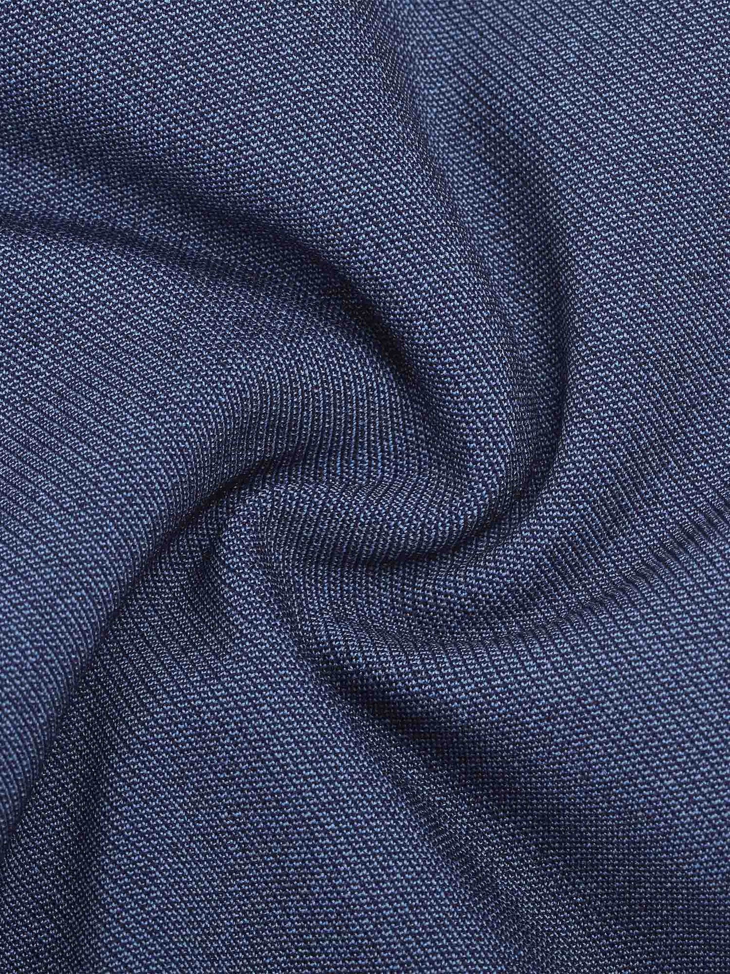 This tight-fitting denim top is the ideal piece for those looking for a modern look that also enhances their figure.