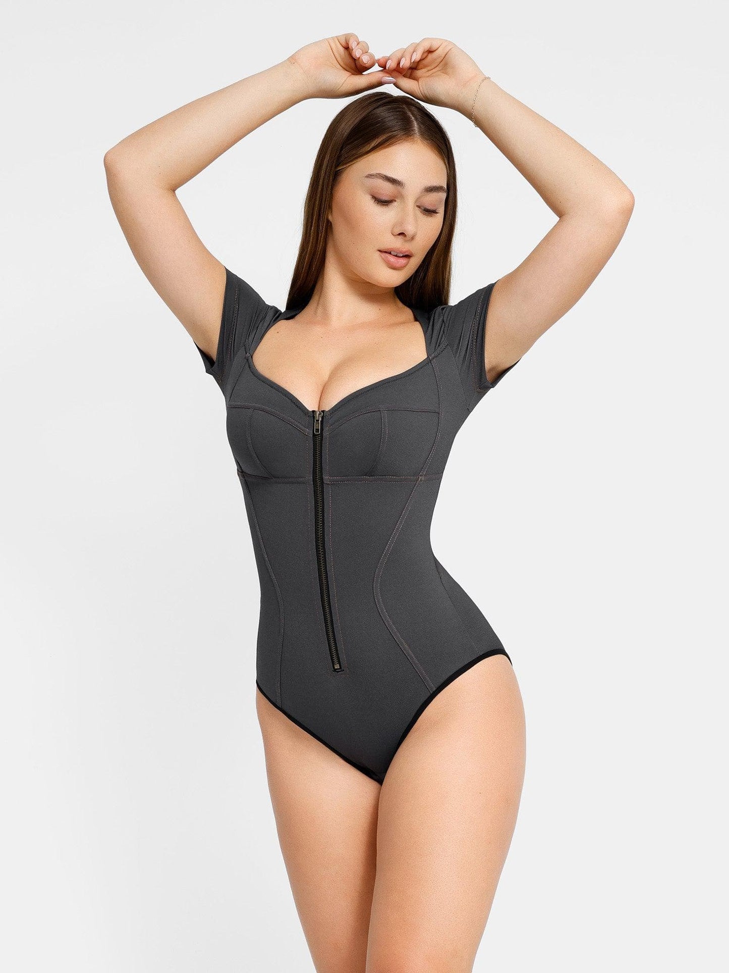 This tight-fitting denim top is the ideal piece for those looking for a modern look that also enhances their figure.