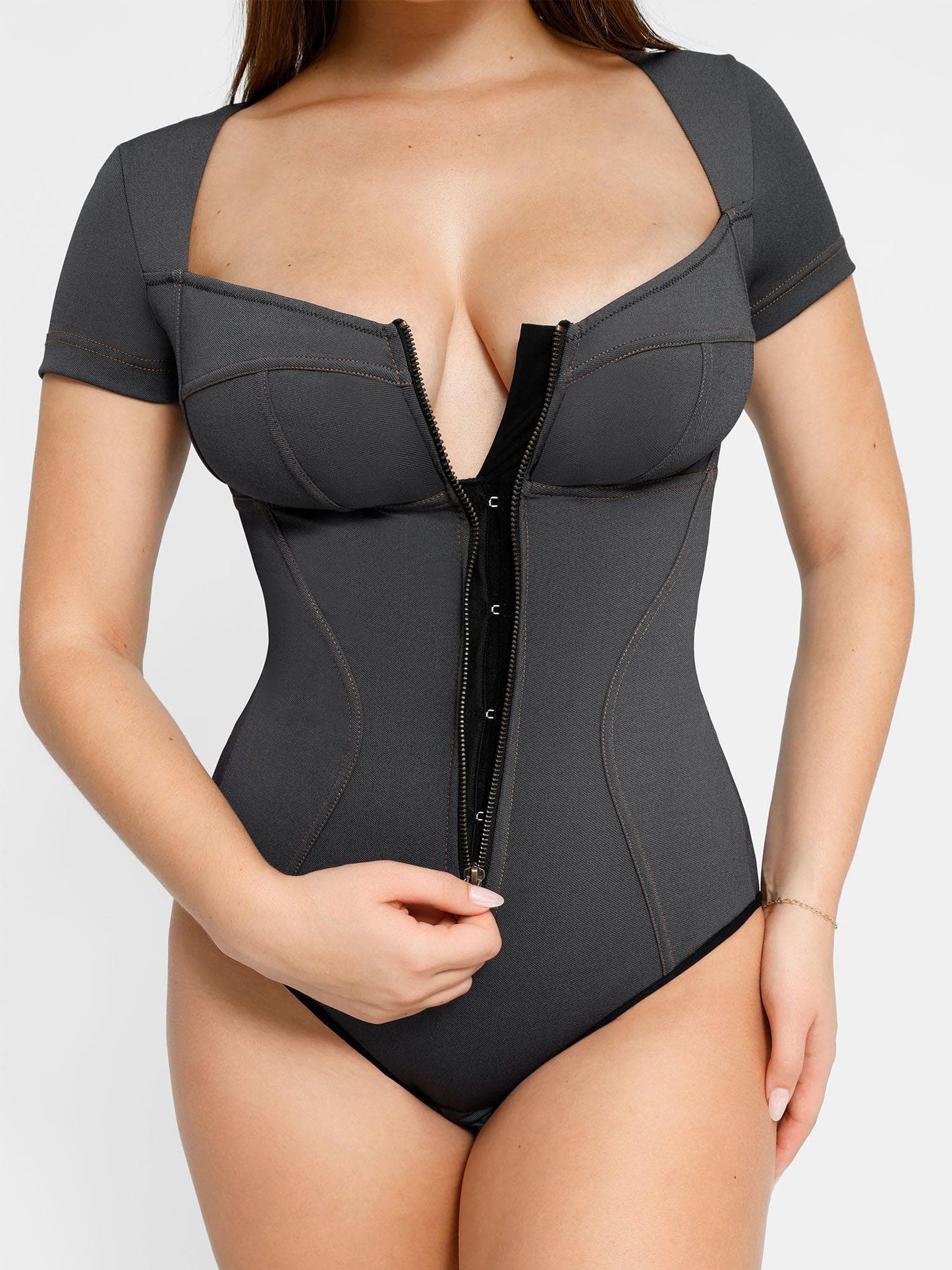 This tight-fitting denim top is the ideal piece for those looking for a modern look that also enhances their figure.