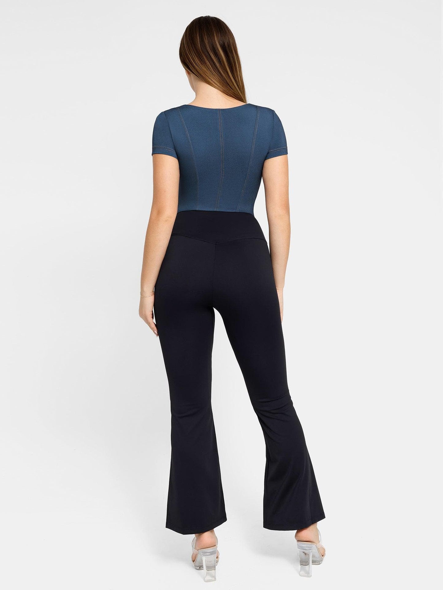 This tight-fitting denim top is the ideal piece for those looking for a modern look that also enhances their figure.