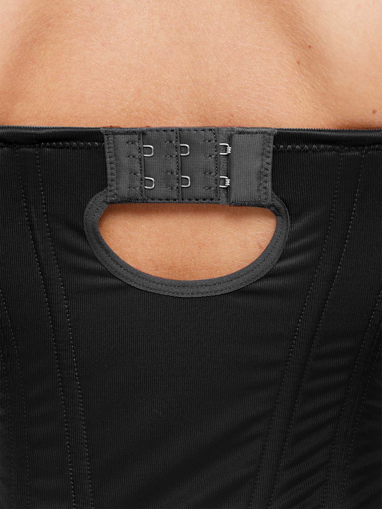 Body string ajusté et raffiné, conçu pour sculpter votre silhouette en forme de sablier.