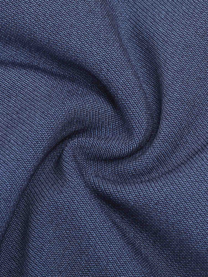 This tight-fitting denim top is the ideal piece for those looking for a modern look that also enhances their figure.