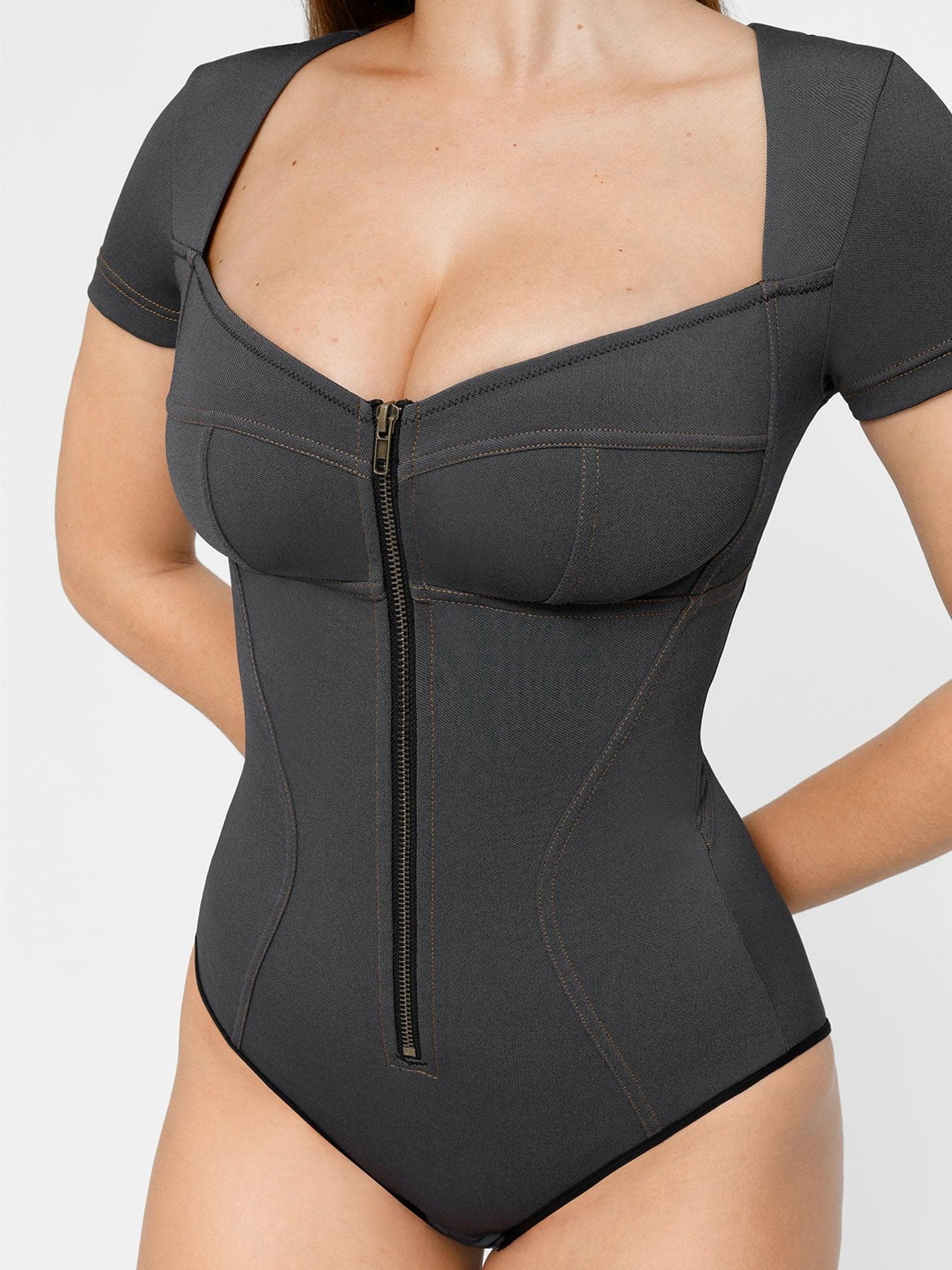 This tight-fitting denim top is the ideal piece for those looking for a modern look that also enhances their figure.