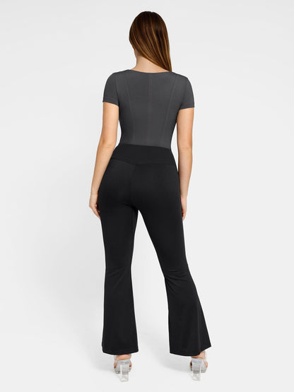 This tight-fitting denim top is the ideal piece for those looking for a modern look that also enhances their figure.