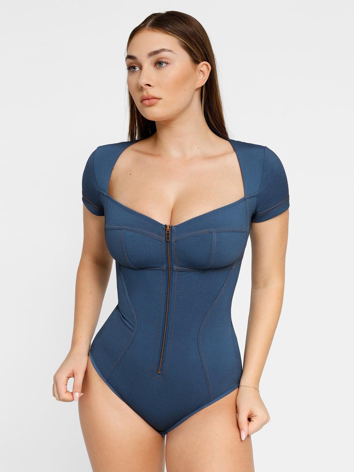 This tight-fitting denim top is the ideal piece for those looking for a modern look that also enhances their figure.