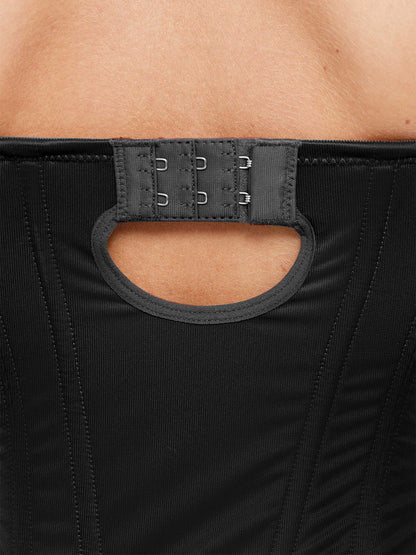 Body string ajusté et raffiné, conçu pour sculpter votre silhouette en forme de sablier.