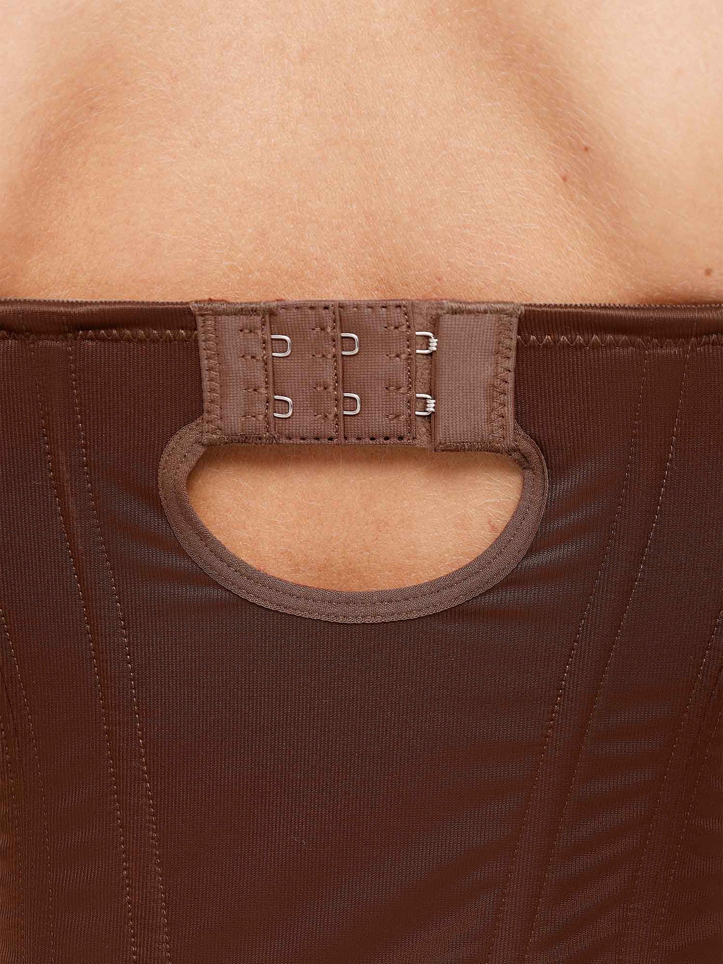 Body string ajusté et raffiné, conçu pour sculpter votre silhouette en forme de sablier.