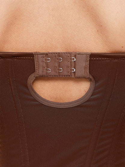 Body string ajusté et raffiné, conçu pour sculpter votre silhouette en forme de sablier.